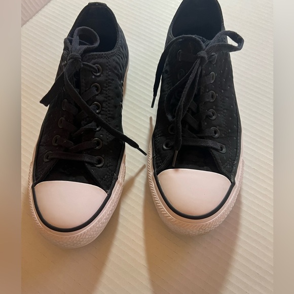 CONVERSE ALL STAR WOMEN’S SIZE 7.  BLACK ON BLACK POLKADOT PATTERN - Picture 2 of 6